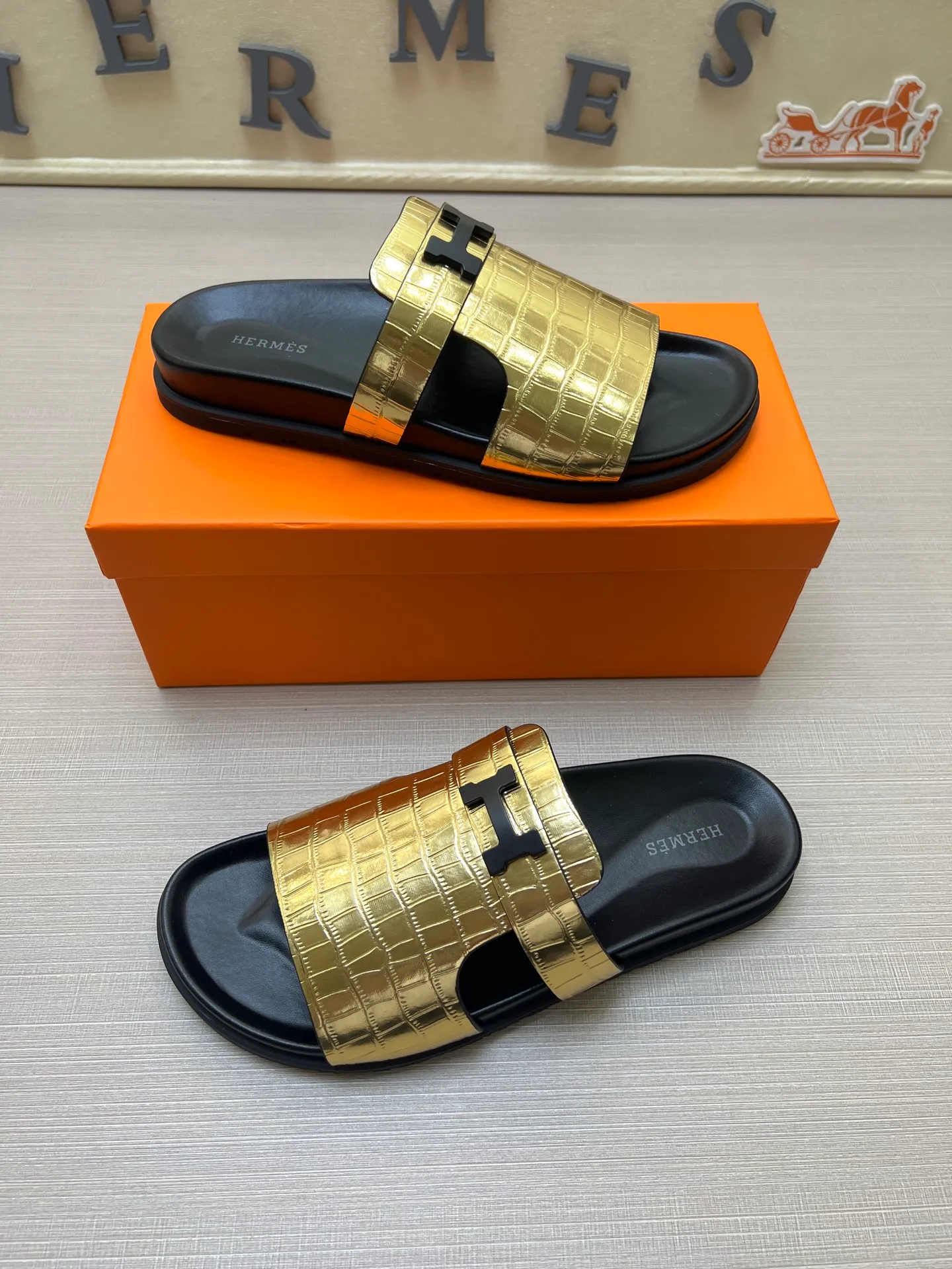 [H Family Hermès] P: 360💰 Size: 38-45 Hermes Men’s Kazimir Slippers - 2025 Summer New Hermès Same as the original version, with colored cowhide surface + rubber combined sole, handmade by master-level craftsmen! ❥High-end customization, exclusive products, the highest version in the industry.